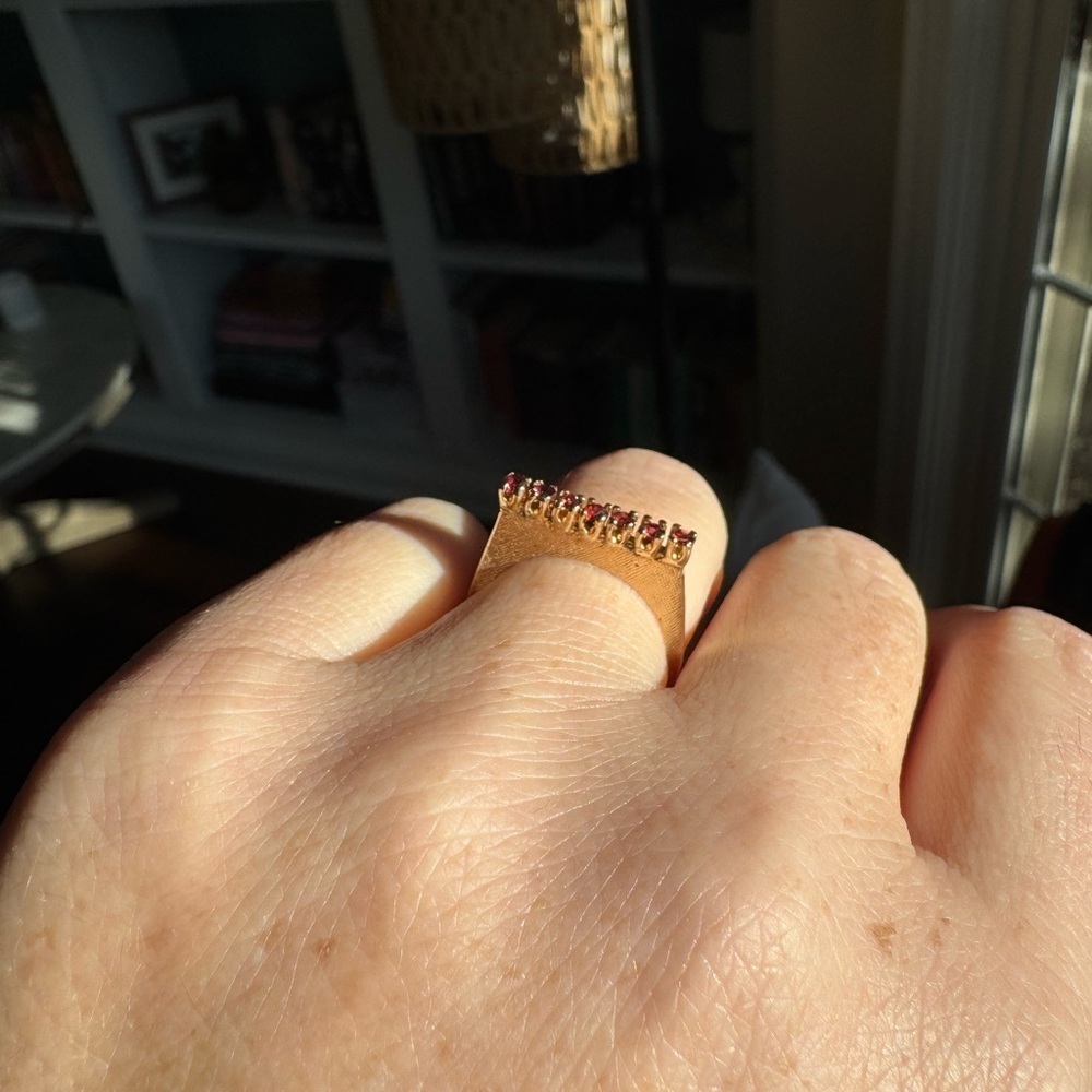 Vintage Garnet and 14k gold Ring - Picture 3 of 7